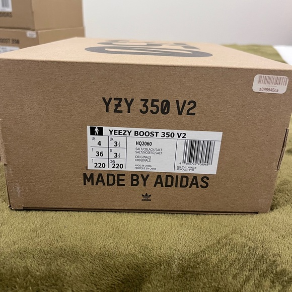 Yeezy Boost 350 V2 NEVER WORN